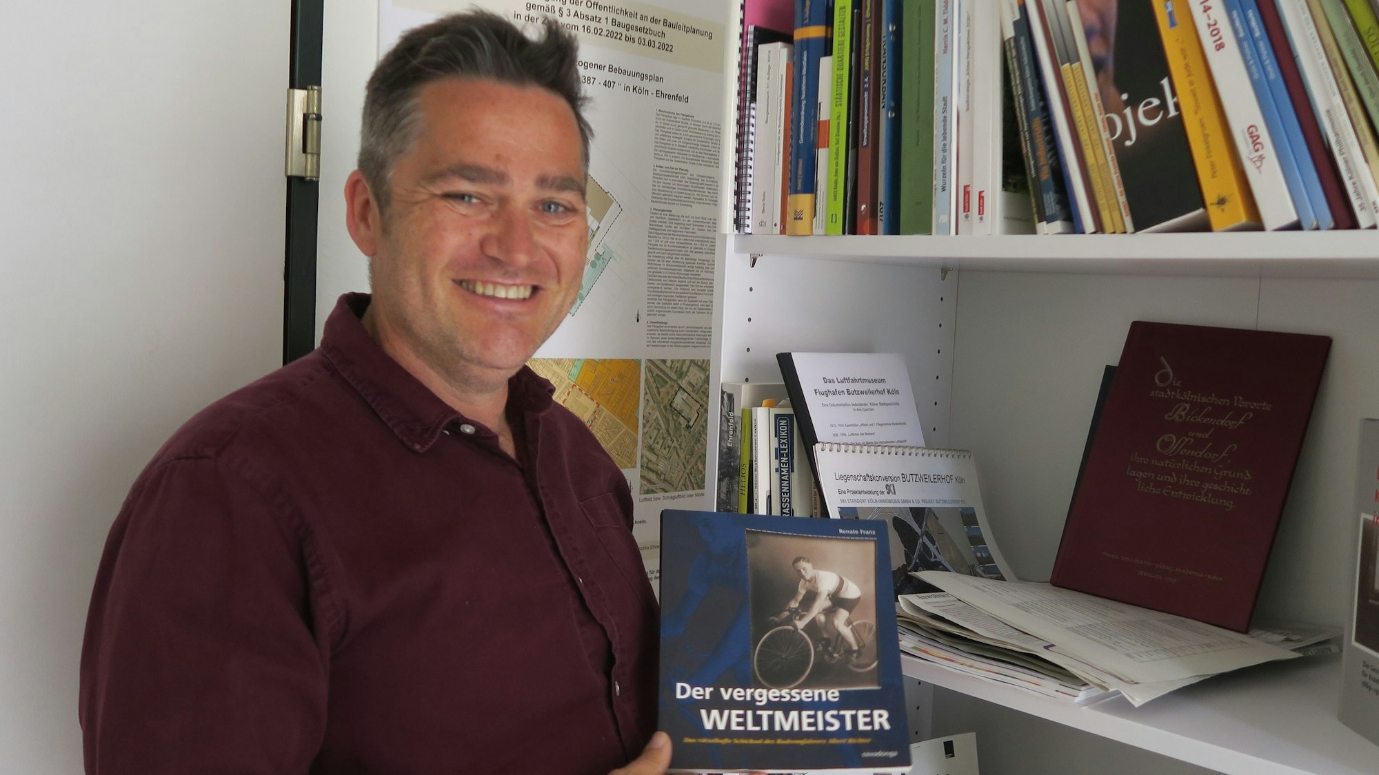 Bezirksbürgermeister Volker Spelthann am Regal in seinem Büro. Foto: Hermans