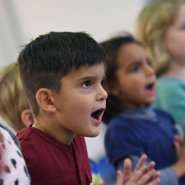 Kinder singen in einer musikalischen Früherziehung