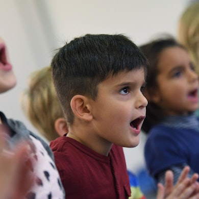 Kinder singen in einer musikalischen Früherziehung