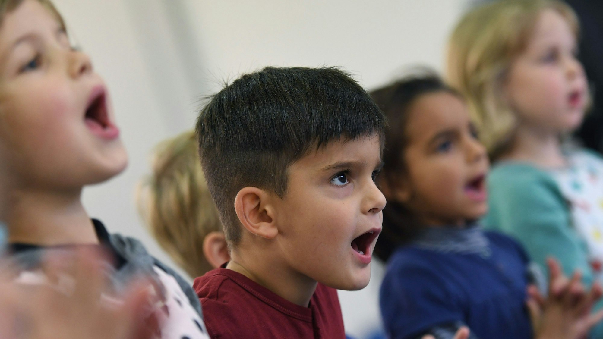 Kinder singen in einer musikalischen Früherziehung