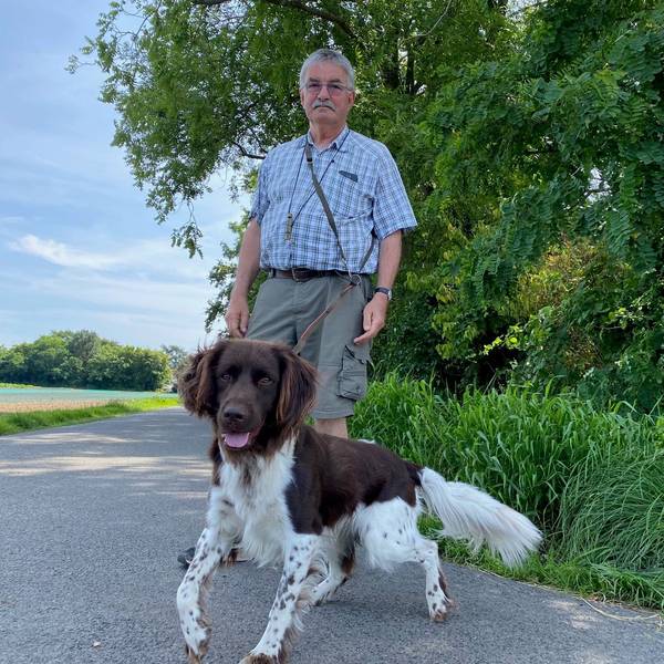 Zu sehen sind Peter Kievernagel und sein Hund Jasko.