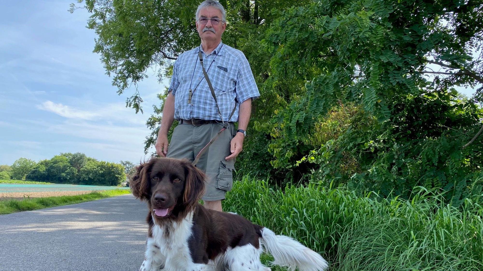 Zu sehen sind Peter Kievernagel und sein Hund Jasko.