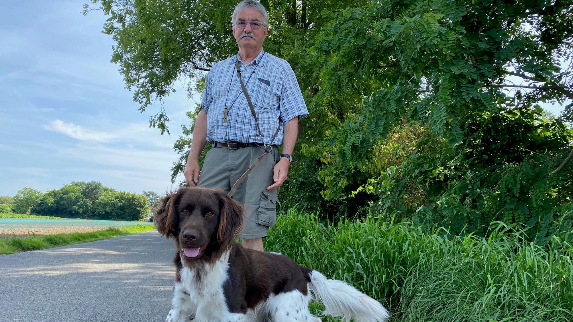 Zu sehen sind Peter Kievernagel und sein Hund Jasko.