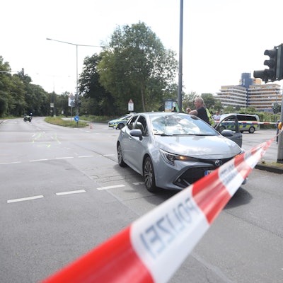 Ein Fußgänger ist am Dienstagnachmittag in Köln Humboldt/Gremberg lebensgefährlich verletzt worden.