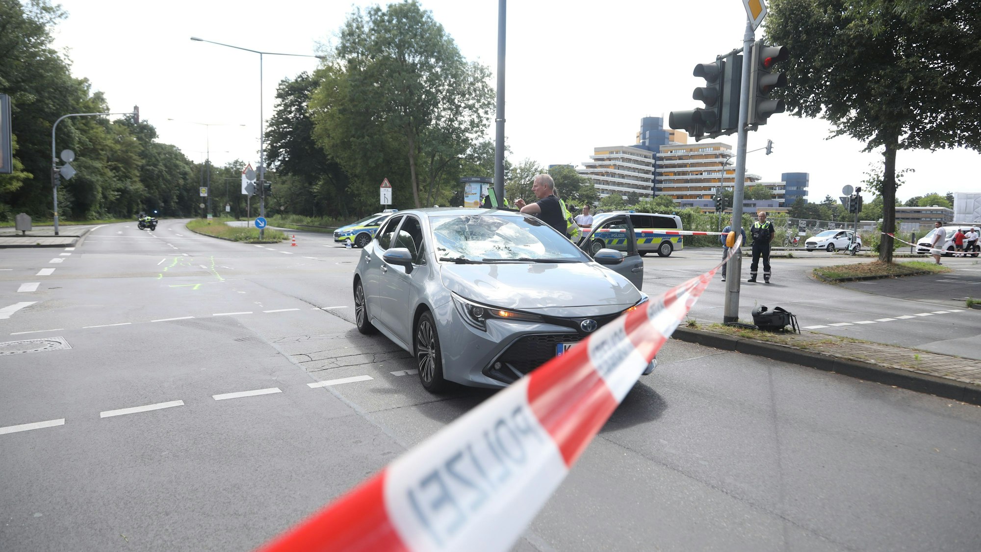 Ein Fußgänger ist am Dienstagnachmittag in Köln Humboldt/Gremberg lebensgefährlich verletzt worden.
