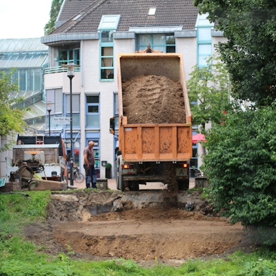Für den Neubau der Henley-Brücke, hier beim Abbruch der alten Fundamente, muss ein Baum weichen. (Archivbild)