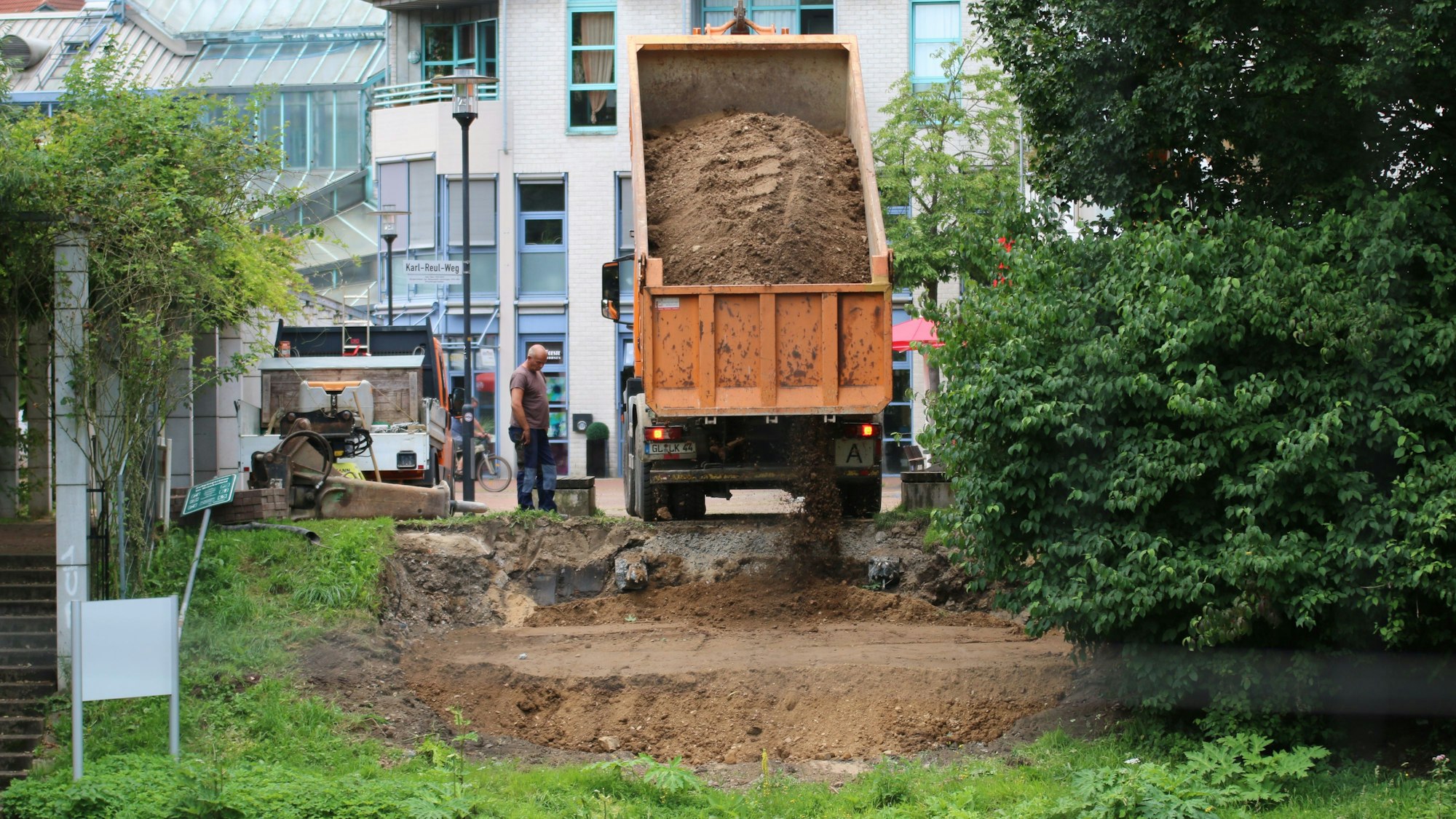 Für den Neubau der Henley-Brücke, hier beim Abbruch der alten Fundamente, muss ein Baum weichen. (Archivbild)
