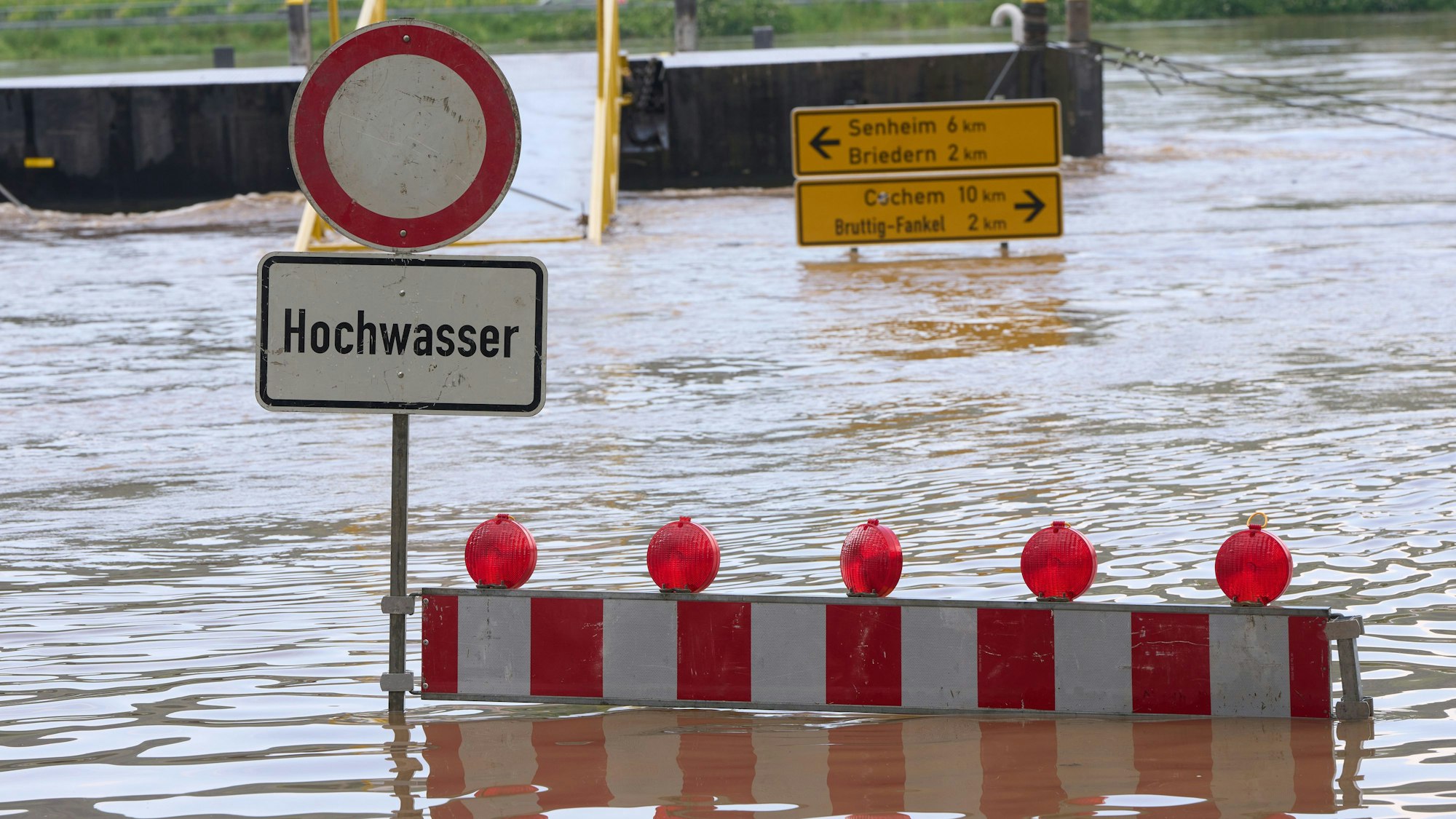 Eine Uferstrasse ist wegen Überflutung gesperrt.