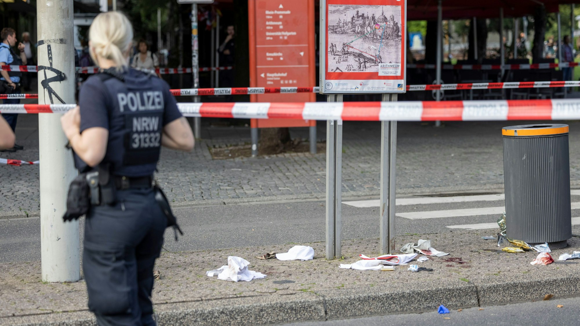Eine Polizistin sichert den Tatort am Bonner Busbahnhof.