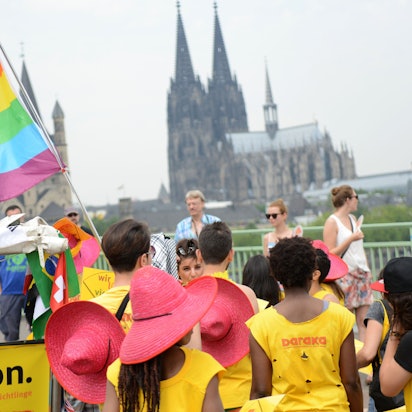 Teilnehmer an der CSD-Demo. Im Hintergrund der Kölner Dom.