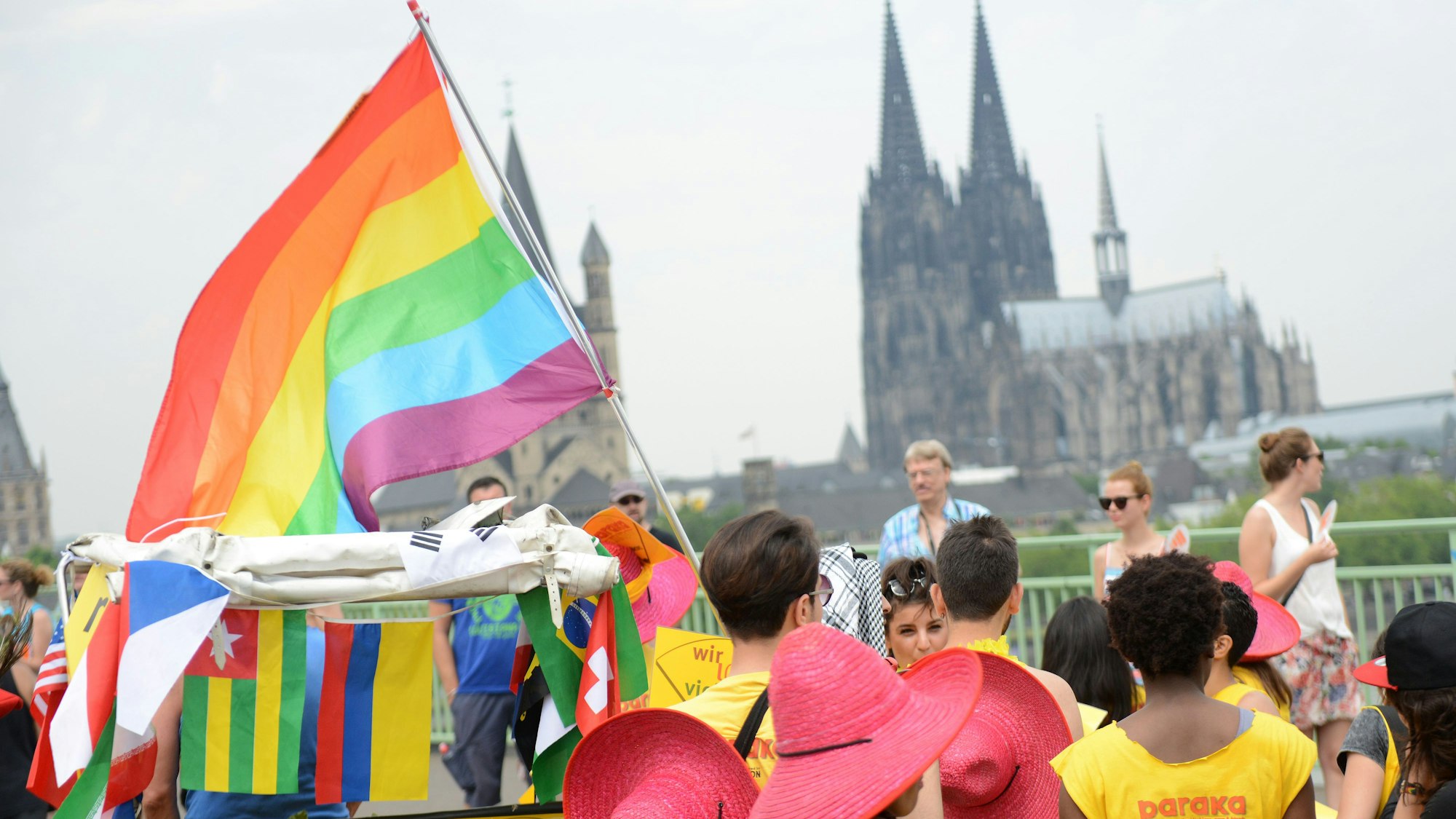 Teilnehmer an der CSD-Demo. Im Hintergrund der Kölner Dom.