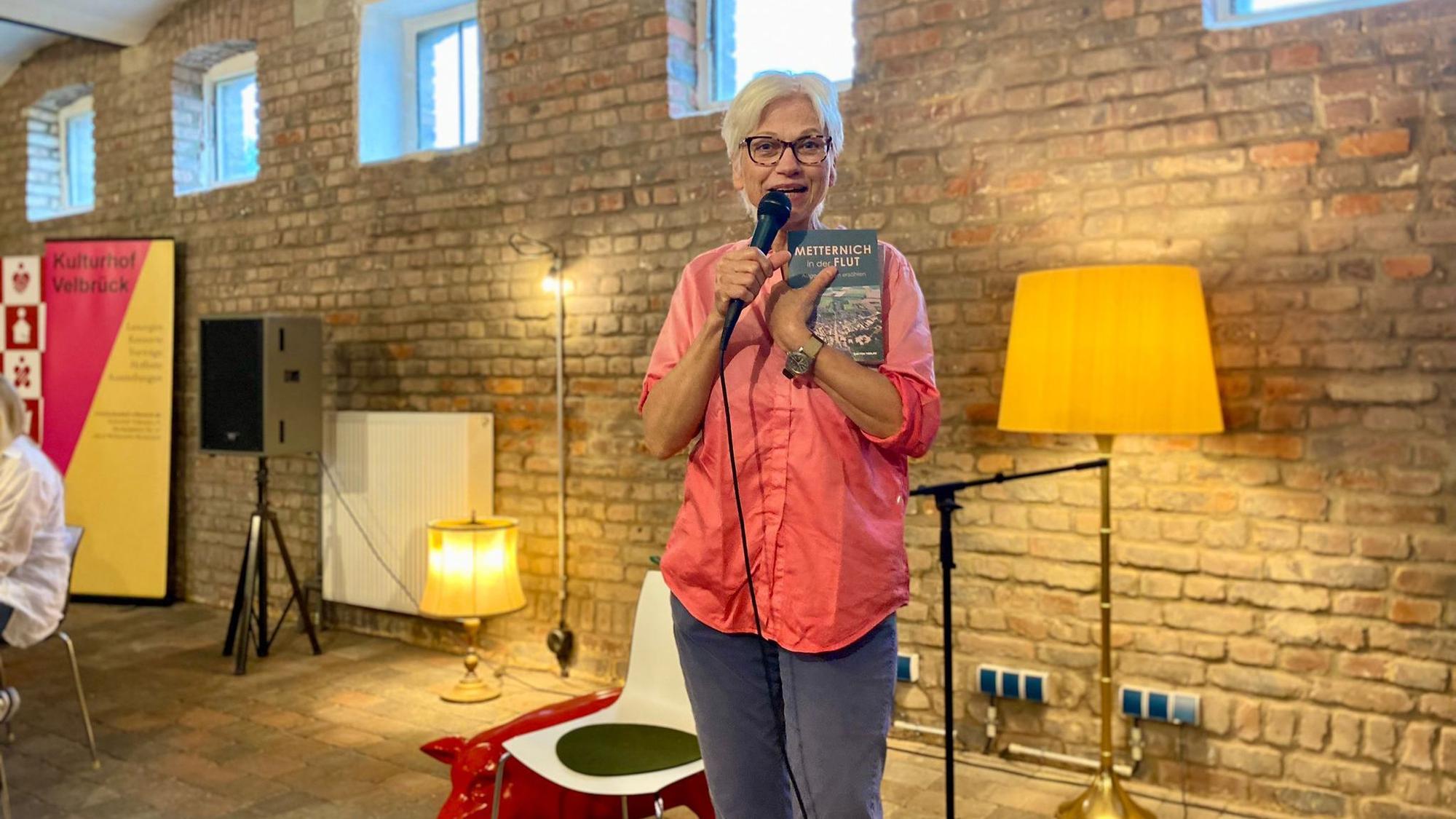 Marietta Thien zeigt das Flutbuch.