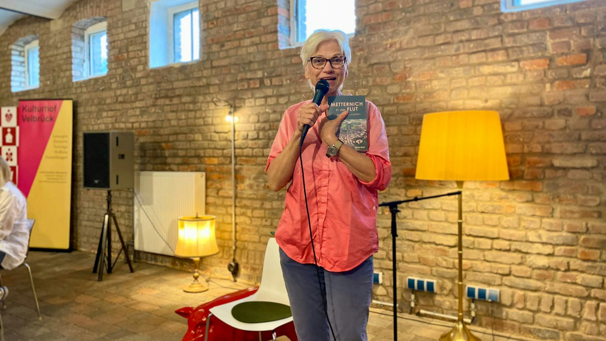 Marietta Thien zeigt das Flutbuch.