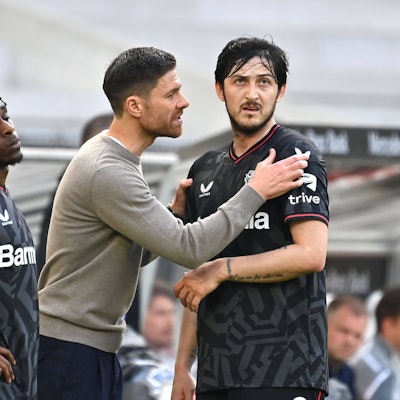 v.li:Jeremie FRIMPONG Bayer Leverkusen, Trainer Xabi ALONSO Bayer Leverkusen, Sardar AZMOUN Bayer Leverkusen. Fussball 1. Bundesliga Saison 2022/2023, 32.Spieltag, Spieltag32, VFB Stuttgart-Bayer Leverkusen 1-1 am 14.05.2023, Mercedes Benz Arena Stuttgart *** f l Jeremie FRIMPONG Bayer Leverkusen , Coach Xabi ALONSO Bayer Leverkusen , Sardar AZMOUN Bayer Leverkusen Football 1 Bundesliga Season 2022 2023, 32 Matchday, Matchday32, VFB Stuttgart Bayer Leverkusen 1 1 on 14 05 2023, Mercedes Benz Arena Stuttgart