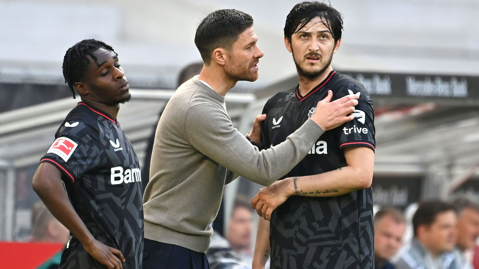v.li:Jeremie FRIMPONG Bayer Leverkusen, Trainer Xabi ALONSO Bayer Leverkusen, Sardar AZMOUN Bayer Leverkusen. Fussball 1. Bundesliga Saison 2022/2023, 32.Spieltag, Spieltag32, VFB Stuttgart-Bayer Leverkusen 1-1 am 14.05.2023, Mercedes Benz Arena Stuttgart *** f l Jeremie FRIMPONG Bayer Leverkusen , Coach Xabi ALONSO Bayer Leverkusen , Sardar AZMOUN Bayer Leverkusen Football 1 Bundesliga Season 2022 2023, 32 Matchday, Matchday32, VFB Stuttgart Bayer Leverkusen 1 1 on 14 05 2023, Mercedes Benz Arena Stuttgart