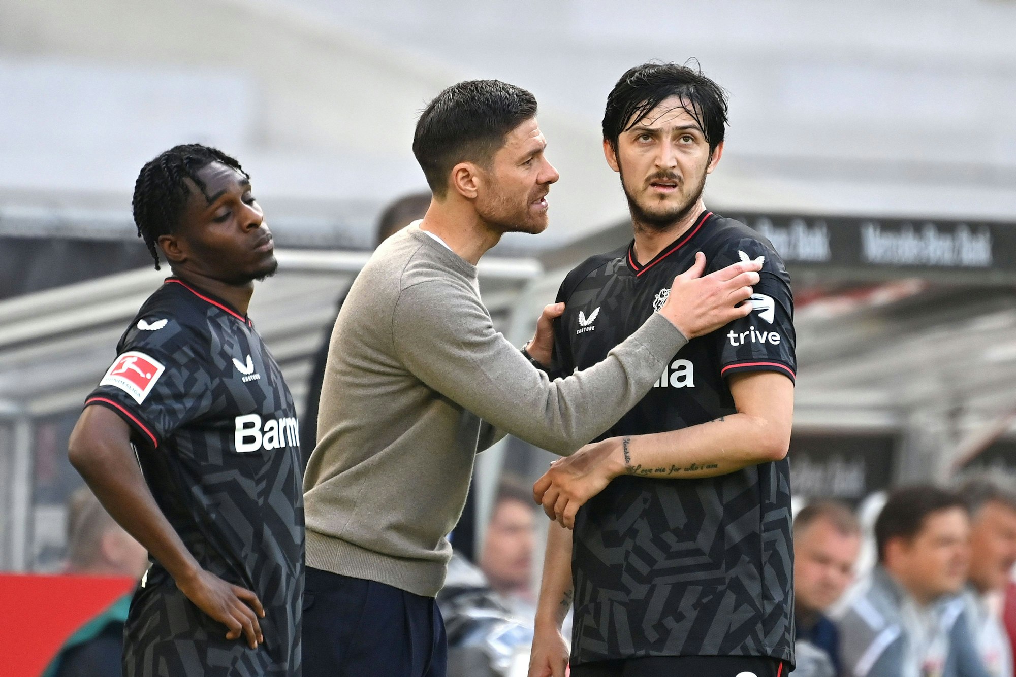 Jeremie Frimpong, Xabi Alonso und Sardar Azmoun