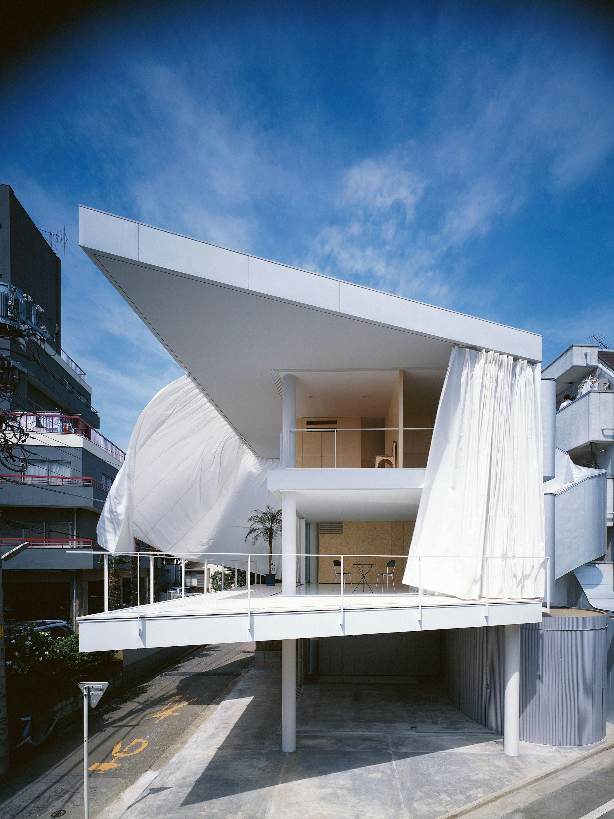 Ein Haus mit Vorhängen statt Wänden.