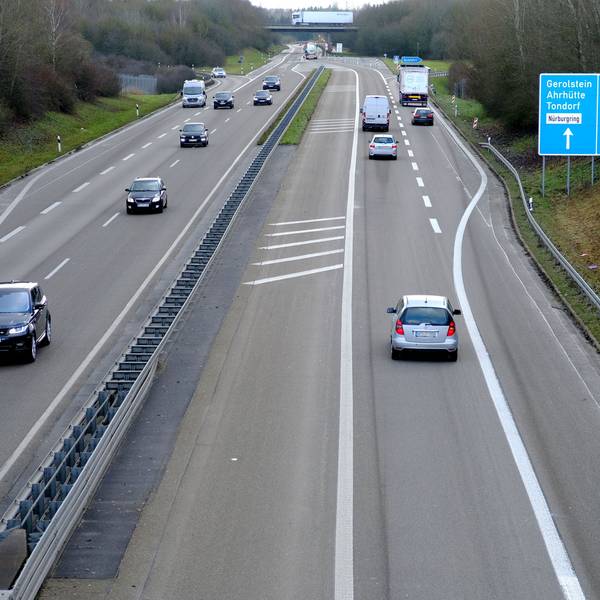 Das Bild zeigt das Ausbauende der Bundesautobahn 1 zwischen Tondorf und Blankenheim im Kreis Euskirchen. Mehrere Autos und Lastwagen befahren die Straße in beide Richtungen. Aufnahme vom 3. Januar 2023.