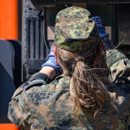 Eine Soldatin nimmt an der Übung «National Guardian 2024» im Teil der Bundeswehrübungsreihe «Quadriga» auf dem Truppenübungsplatz Oberlausitz teil.