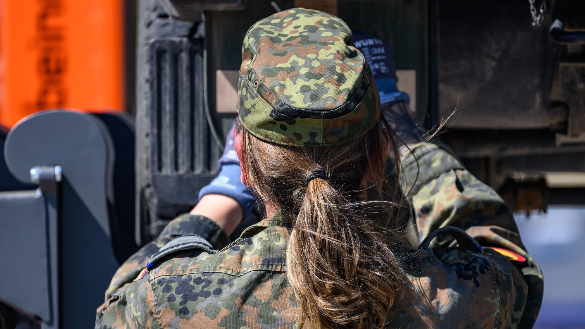 Eine Soldatin nimmt an der Übung «National Guardian 2024» im Teil der Bundeswehrübungsreihe «Quadriga» auf dem Truppenübungsplatz Oberlausitz teil.