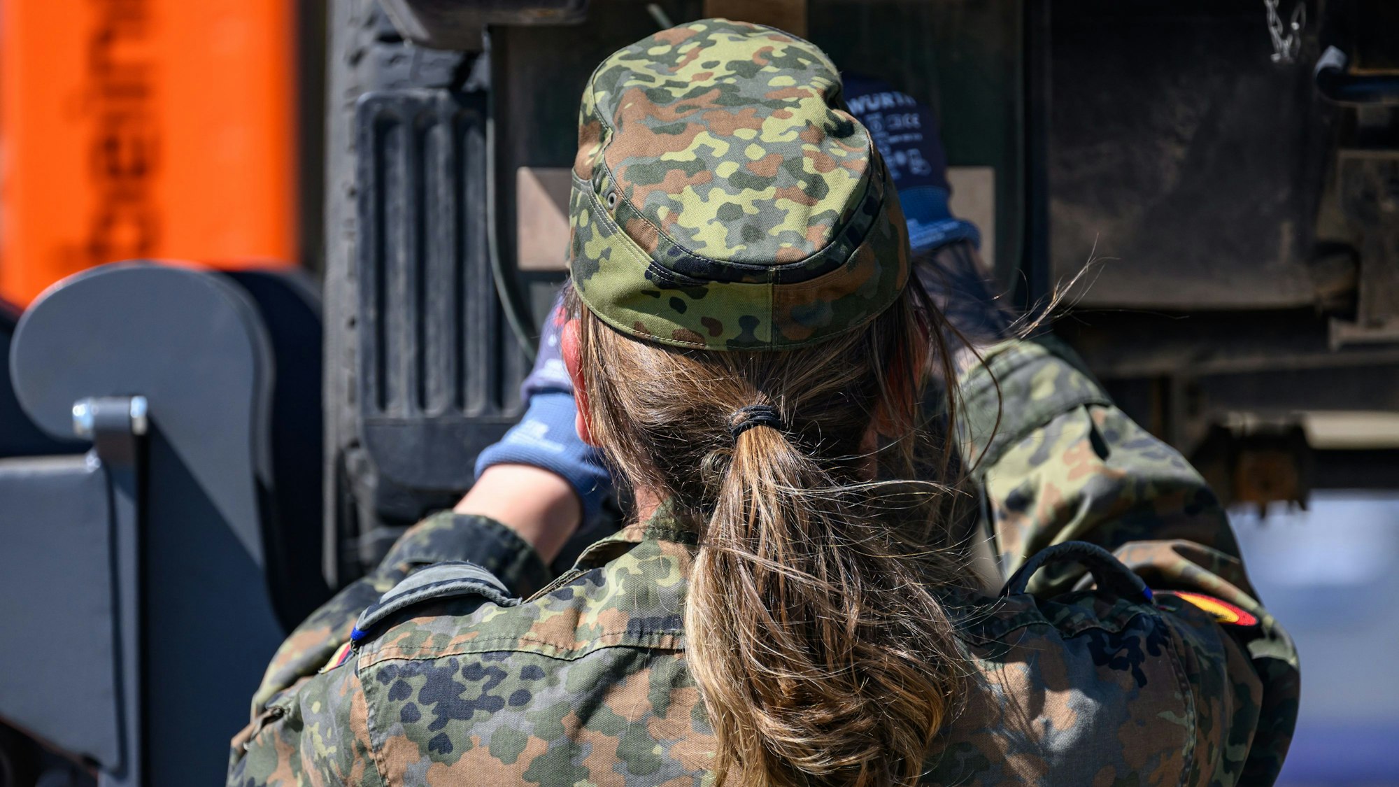 Eine Soldatin nimmt an der Übung «National Guardian 2024» im Teil der Bundeswehrübungsreihe «Quadriga» auf dem Truppenübungsplatz Oberlausitz teil.