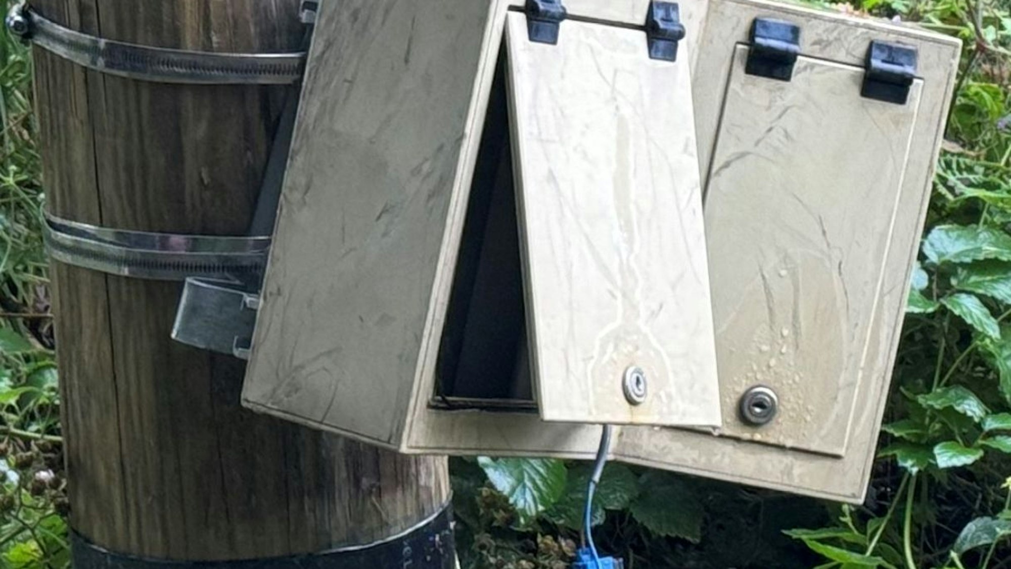 Das Kästchen wurde aufgebrochen und die Batterie entfernt.