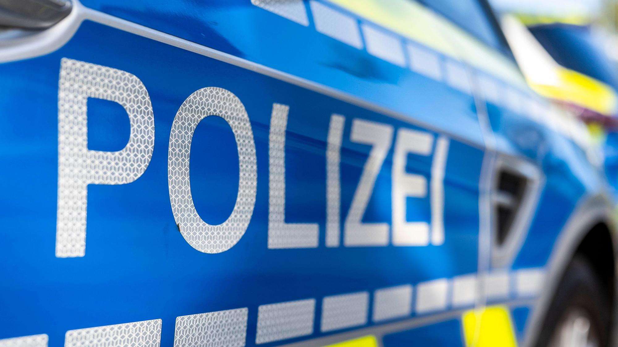 An der Tür von einem Streifenwagen steht der Schriftzug «Polizei».