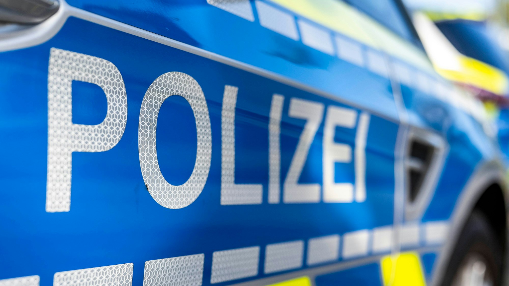 An der Tür von einem Streifenwagen steht der Schriftzug «Polizei».
