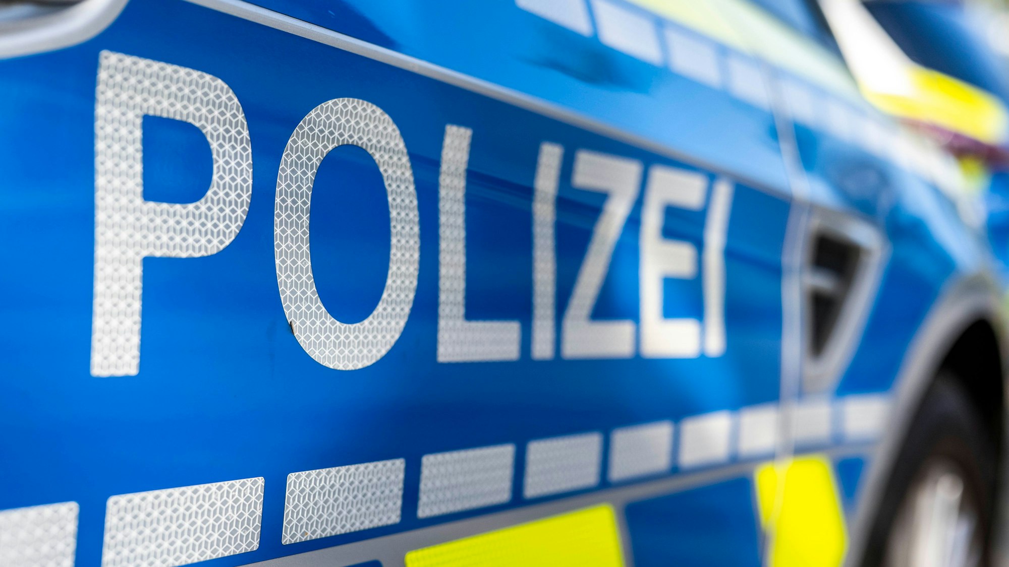 Ein Streifenwagen mit der Aufschrift „Polizei“.