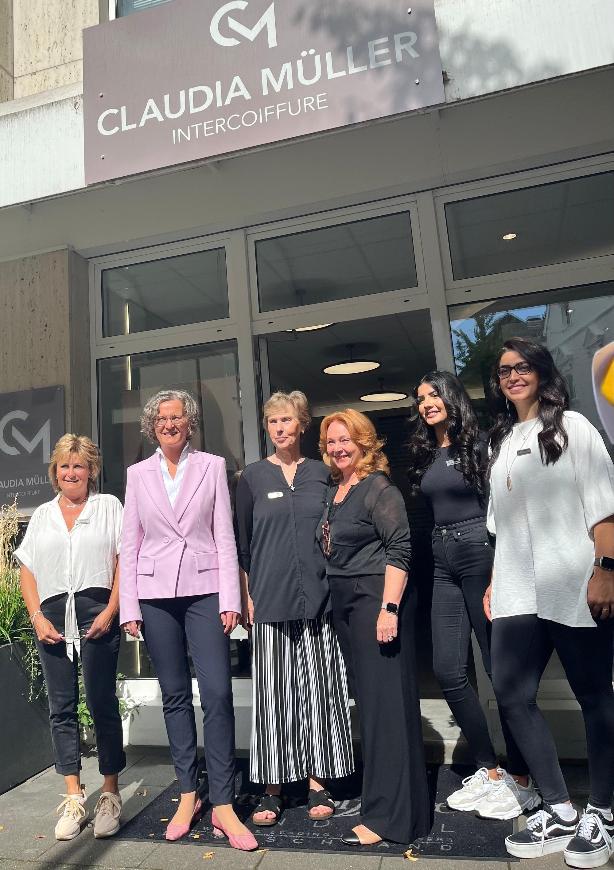 Gruppe von Frauen vor Frisörsalon