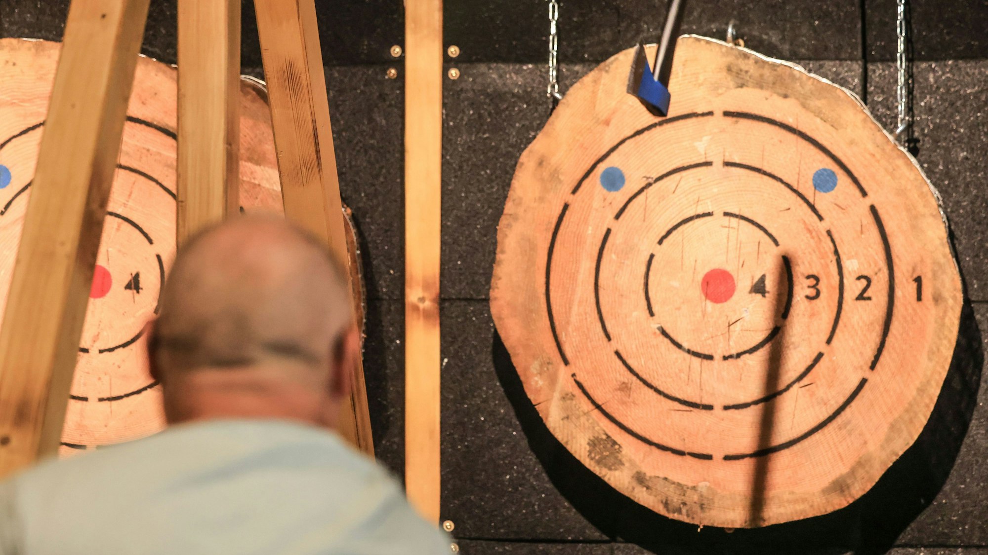 In der Bar können Gäste unter Aufsicht und Anleitung mit Äxten werfen. (Archivbild)