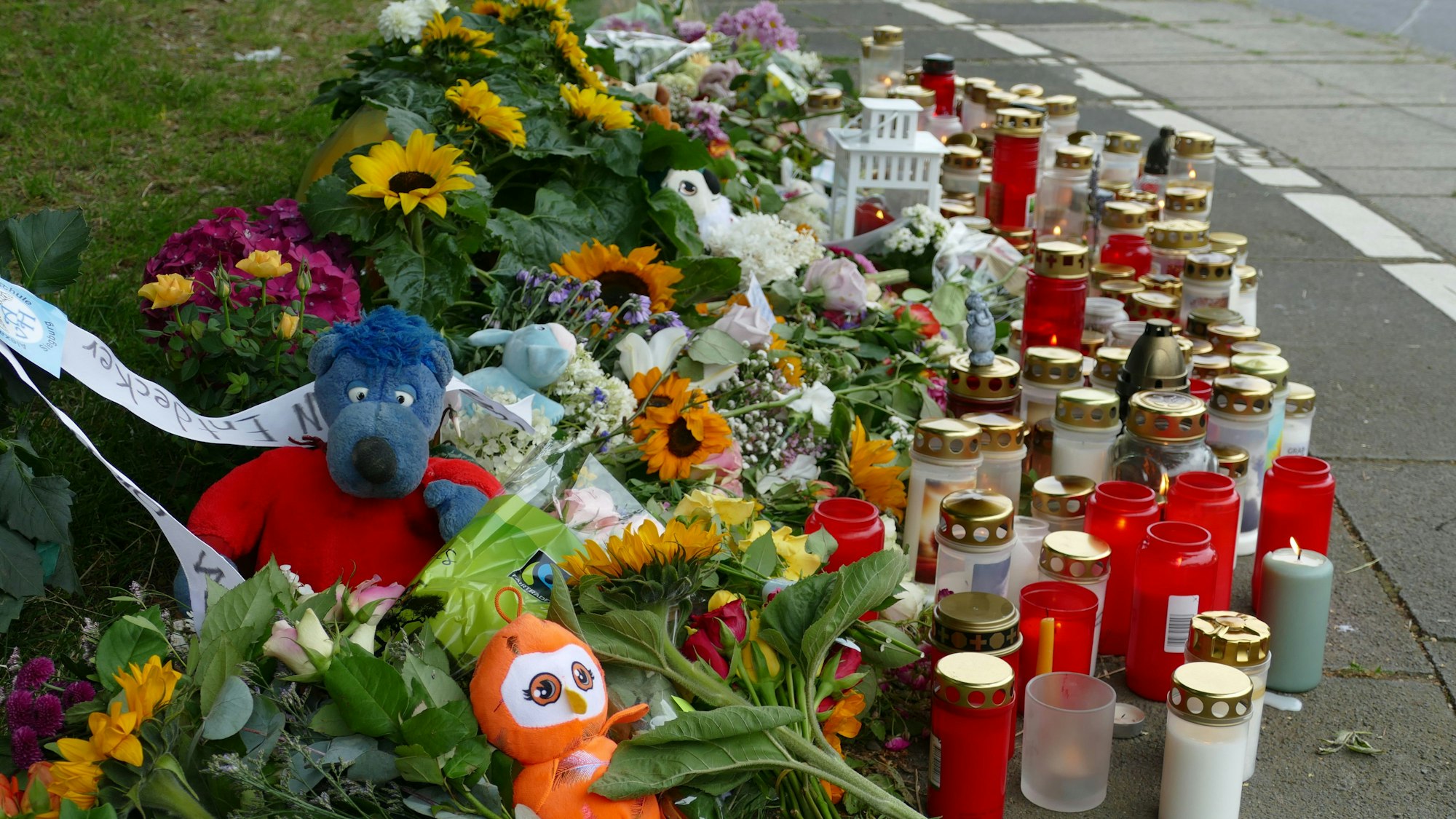 Eine Gedenkstätte für einen verstorbenen Jungen.