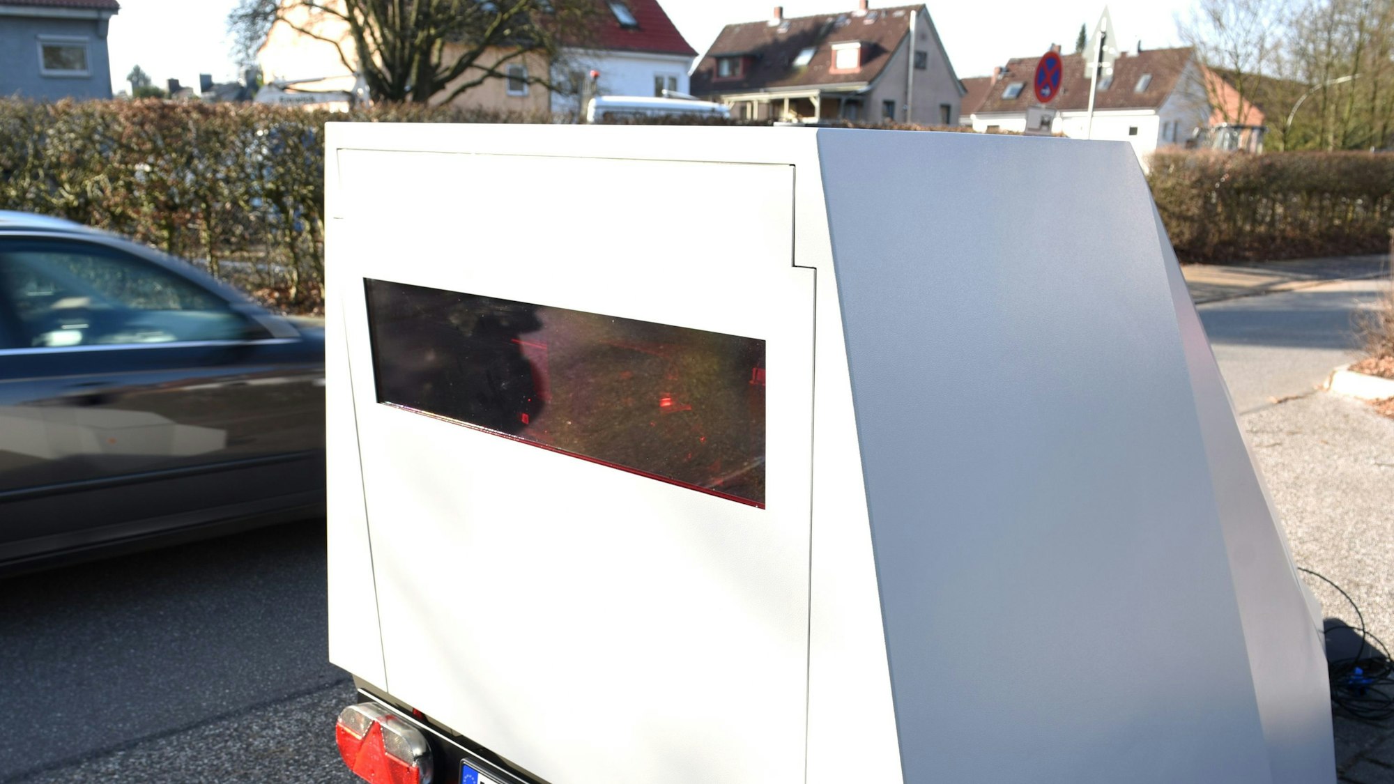 Ein Anhänger zur mobilen Geschwindigkeitsüberwachung steht in Hamburg am Straßenrand.