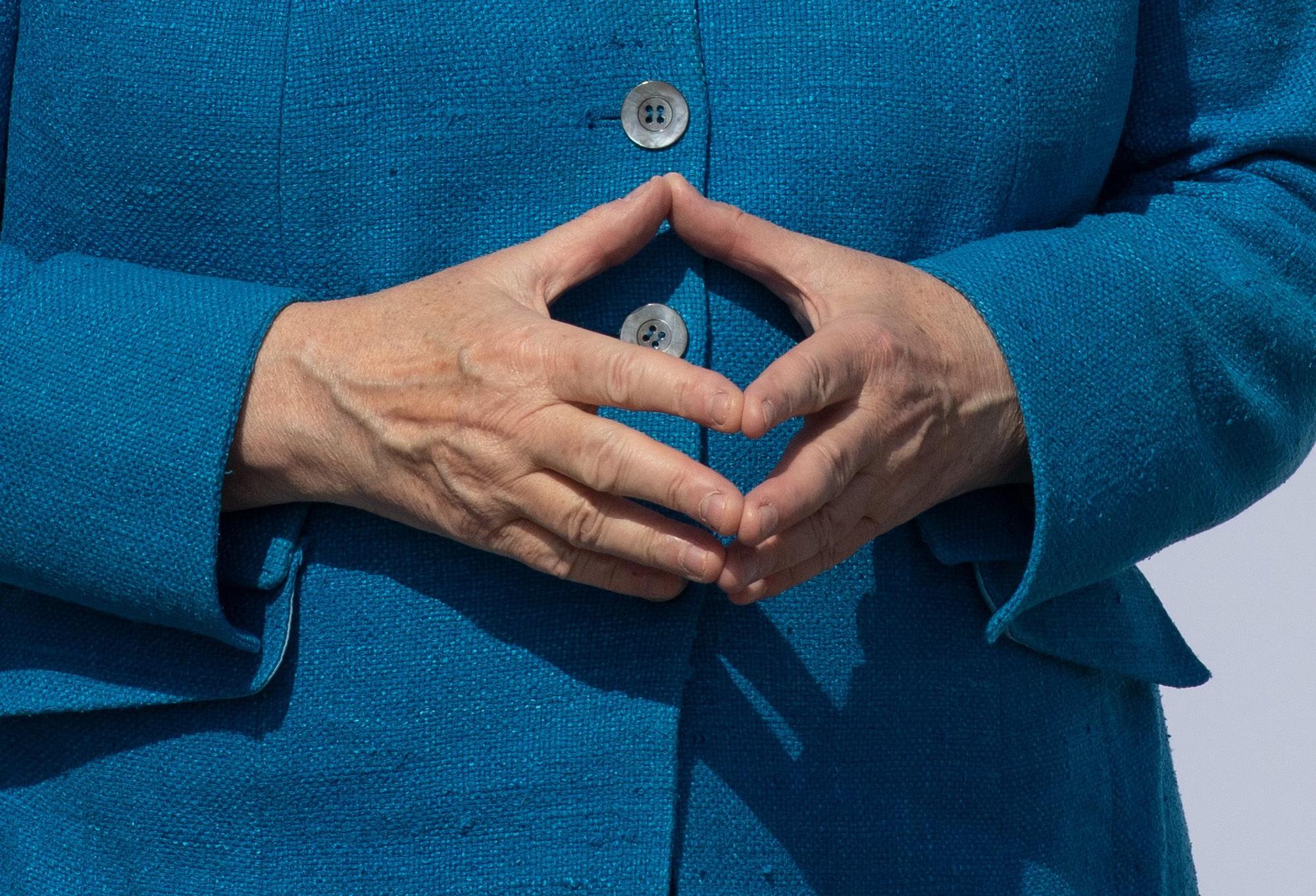 Bundeskanzlerin Angela Merkel (CDU) bildet während eines Fototermins zu einem Rundgang bei der Firma Medice Arzneimittel Pütter mit den Händen eine Raute. +++ dpa-Bildfunk +++