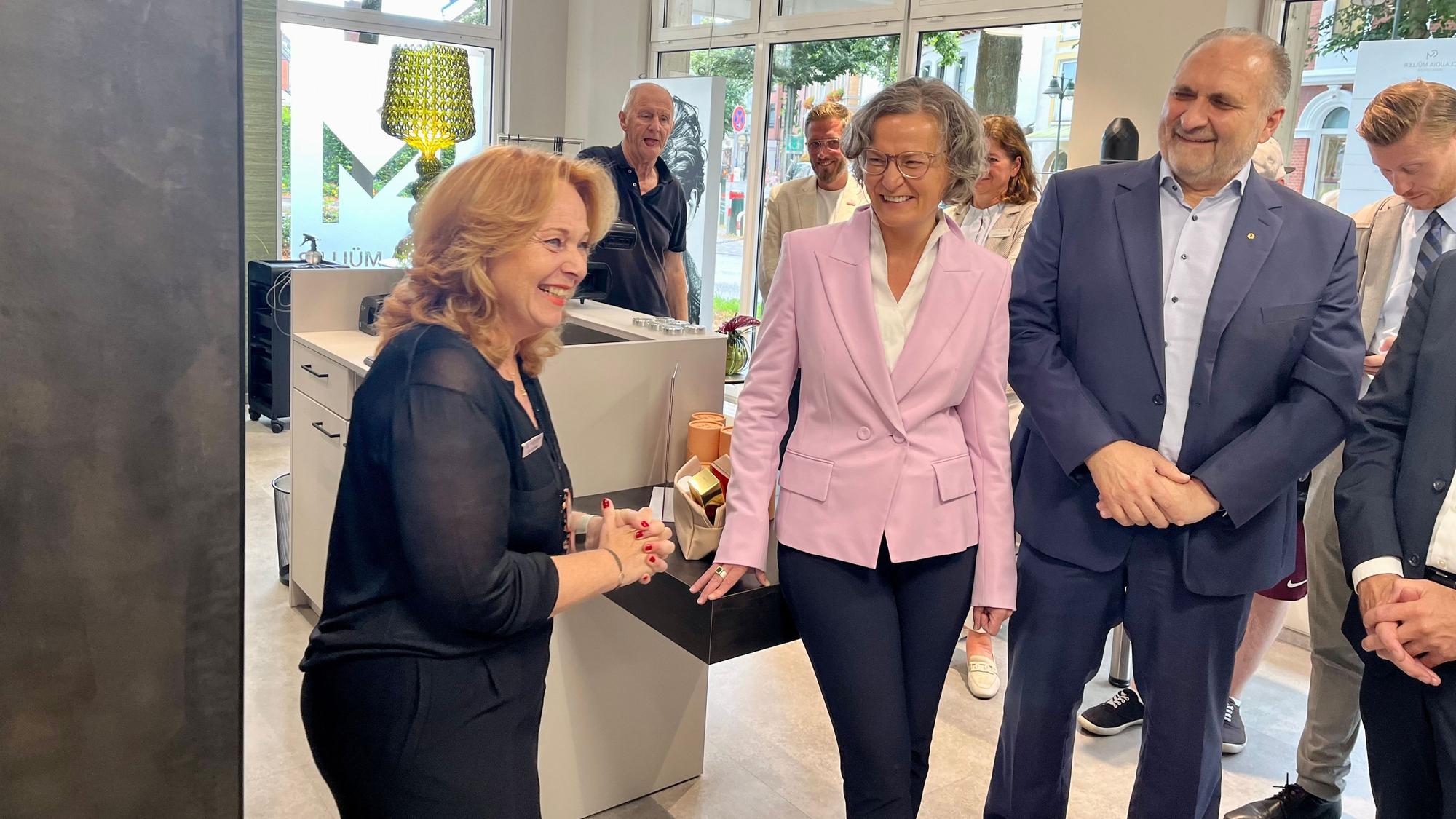 Bereits im vergangenen Jahr bekam Frisörin Claudia Müller (l) Besuch von der Landesregierung: Heimatministerin Ina Scharrenbach (Mitte) machte ihre Aufwartung.