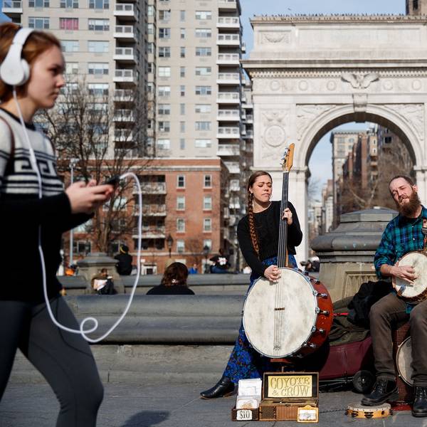 Straßenmusiker spielen in New York.
