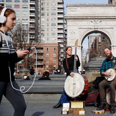 Straßenmusiker spielen in New York.