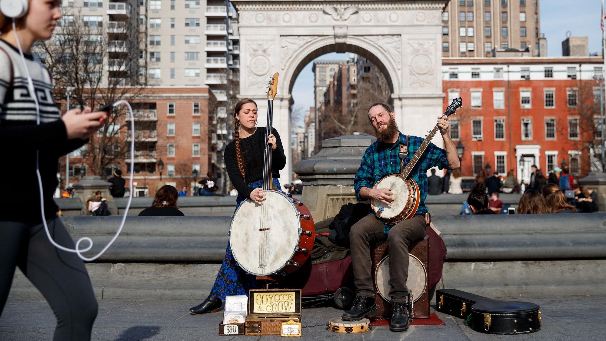 Straßenmusiker spielen in New York.