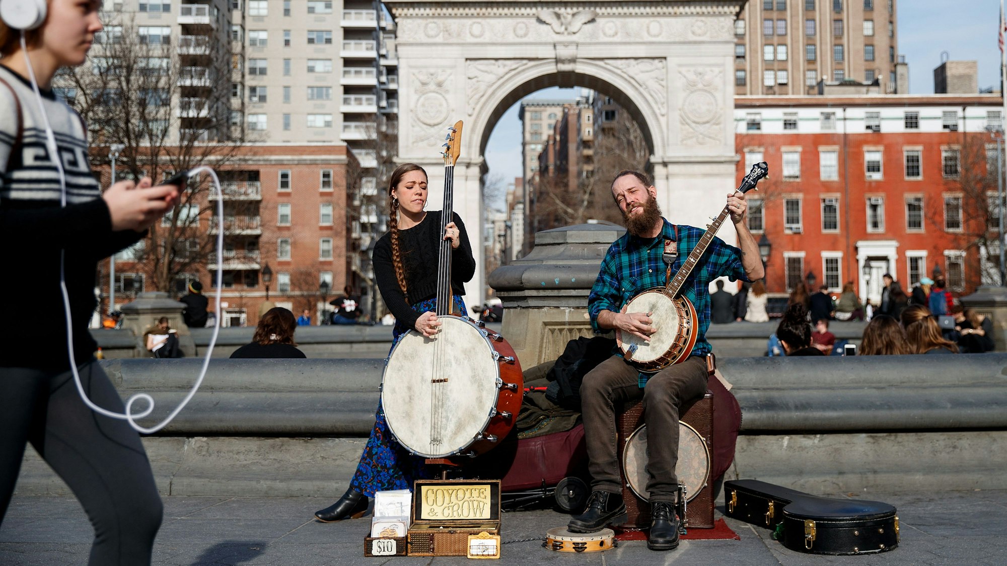 Straßenmusiker spielen in New York.