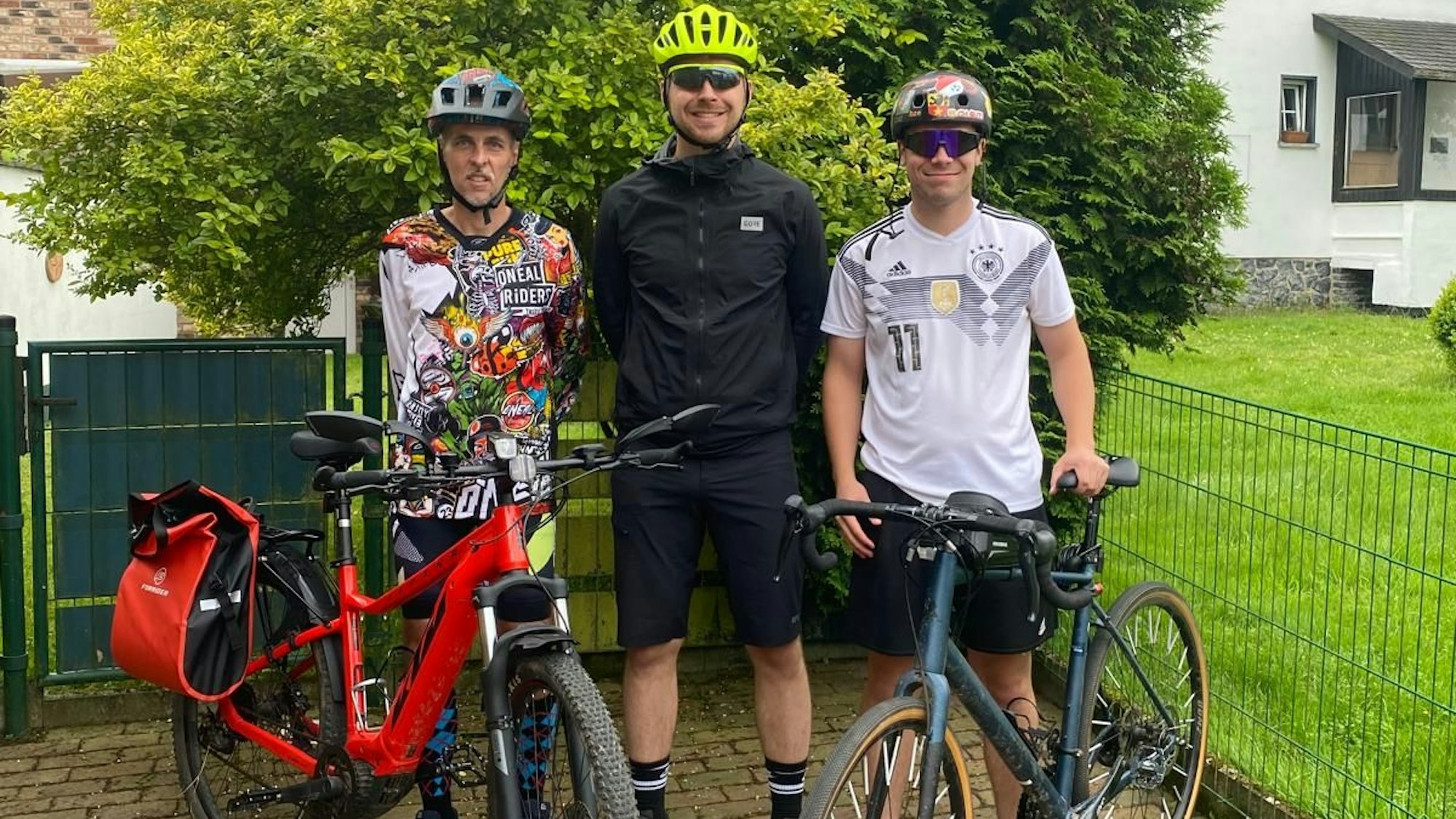 Hermann Josef Breuer, Sebastian Bramer und Marco Lingscheid haben sich zu einem Foto aufgestellt.