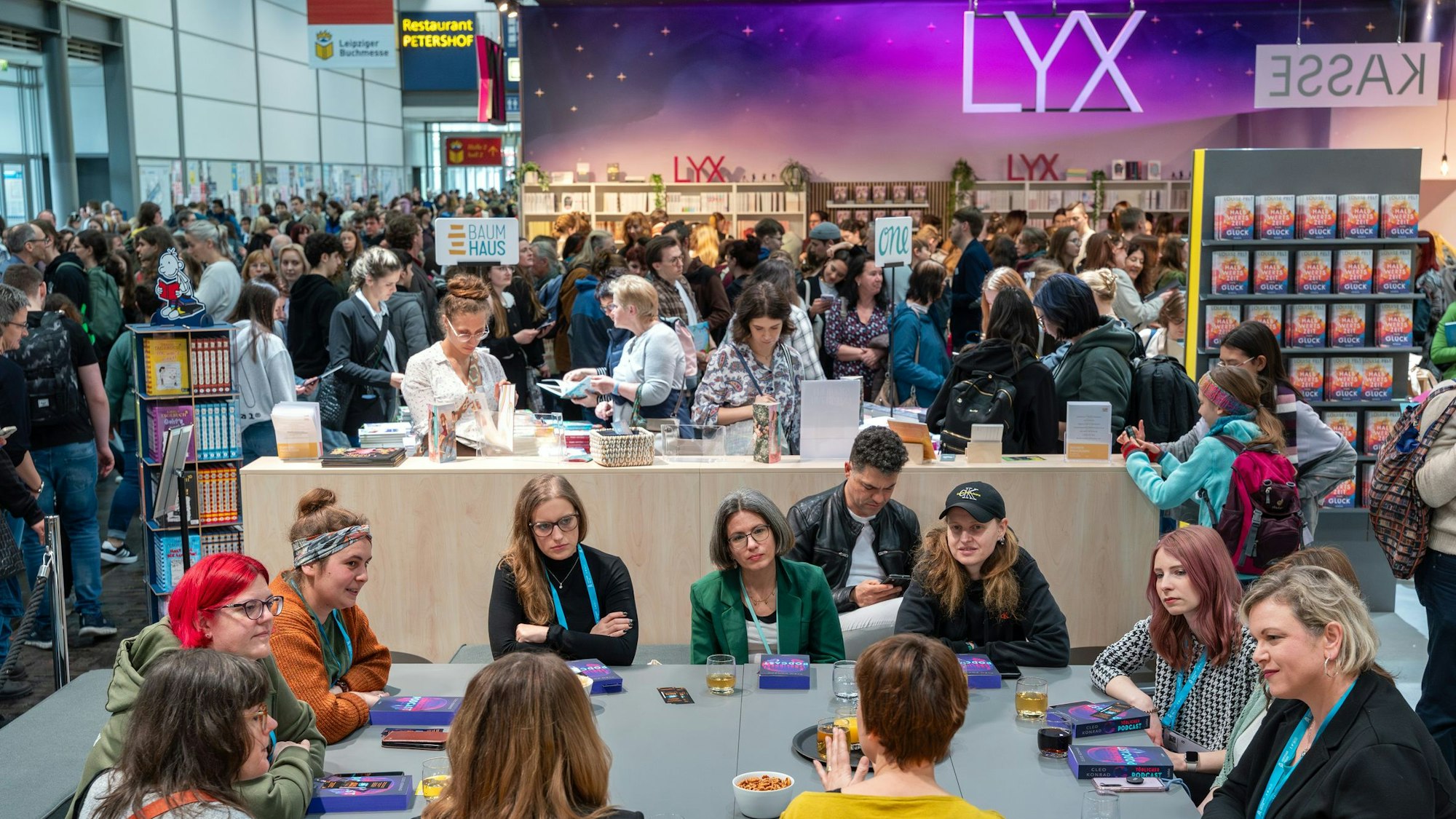 Bei der Bastei-Lübbe-Verlagsmarke Lyx wird es auf Messen traditionell voll, so wie hier im April 2024 in Leipzig.