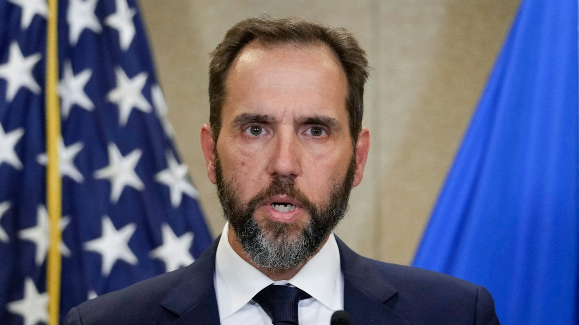 Jack Smith, Sonderermittler des Justizministeriums der USA, spricht in einem Büro des Justizministeriums zu den Medien über eine Anklage gegen den ehemaligen US-Präsidenten Trump.