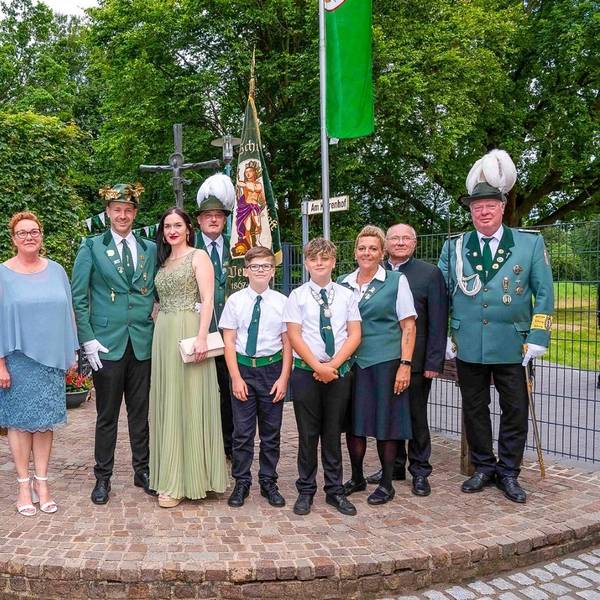 Die Majestäten der Schützenbruderschaft in Vernich stehen Spalier.