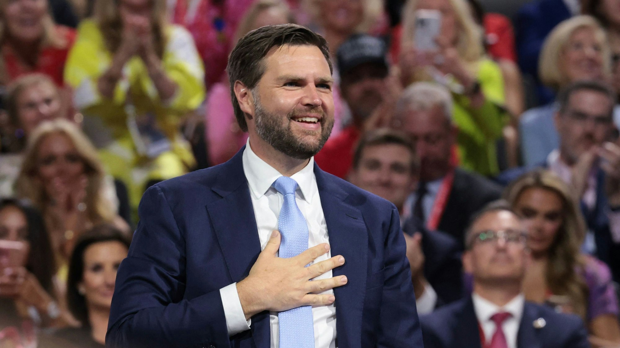 Der republikanische Vizepräsidentschaftskandidat, US-Senator J.D. Vance (R-OH), nimmt am ersten Tag der Republican National Convention im Fiserv Forum am 15. Juli 2024 in Milwaukee, Wisconsin, teil.