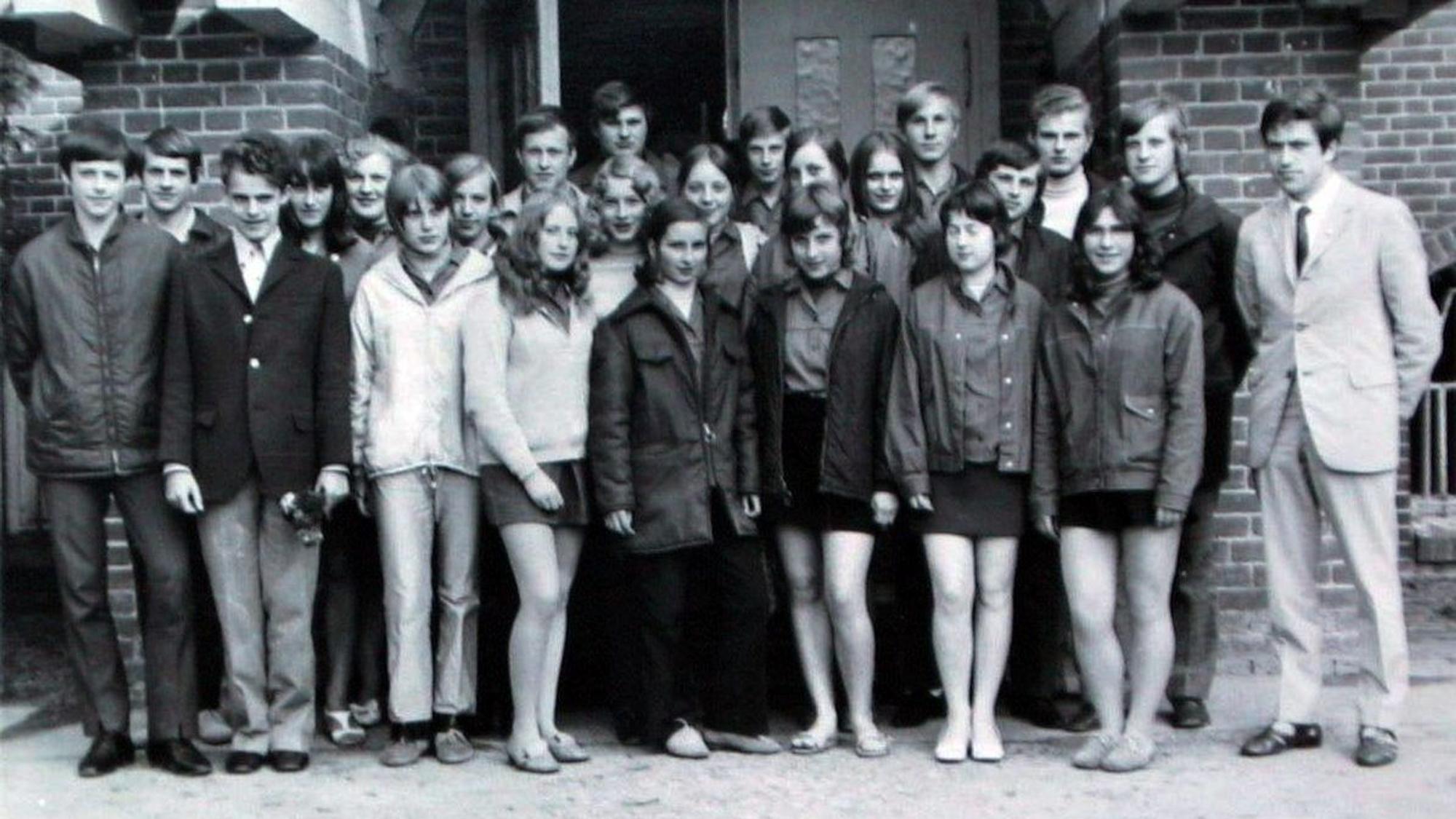 ARCHIV - 01.01.1971, DDR, Templin: Angela Kasner (2. Reihe, Mitte, leicht verdeckt) mit ihren Schulfreunden aus der 10. Klasse der Polytechnischen Oberschule Templin/Brandenburg. Das damals junge Mädchen heißt heute Angela Merkel und wurde am 22.11.2005 zur ersten Bundeskanzlerin Deutschlands gewählt.