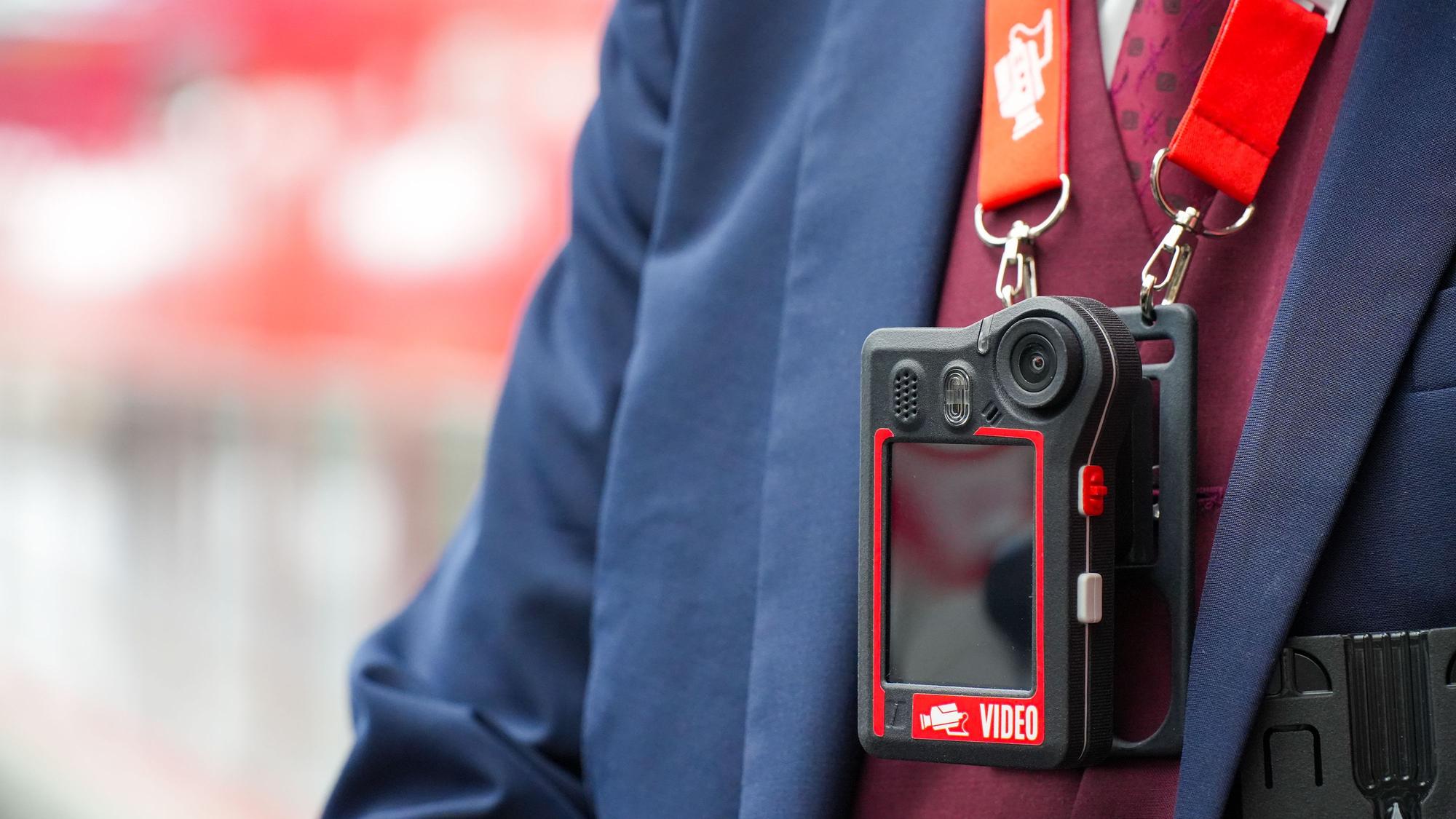 Ein Kundenbetreuer der Deutschen Bahn trägt eine Bodycam um den Hals. Sie soll Mitarbeitende der Bahn vor Übergriffen schützen.