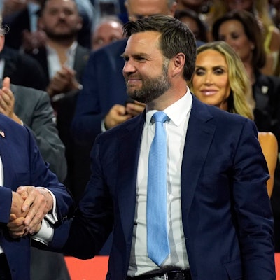 Ex-US-Präsident Donald Trump präsentiert sich bei der Republican National Convention mit seinem Vizepräsidentschaftskandidaten J.D. Vance. Am rechten Ohr trägt er nach seiner Schussverletzung ein großes Pflaster.dpa