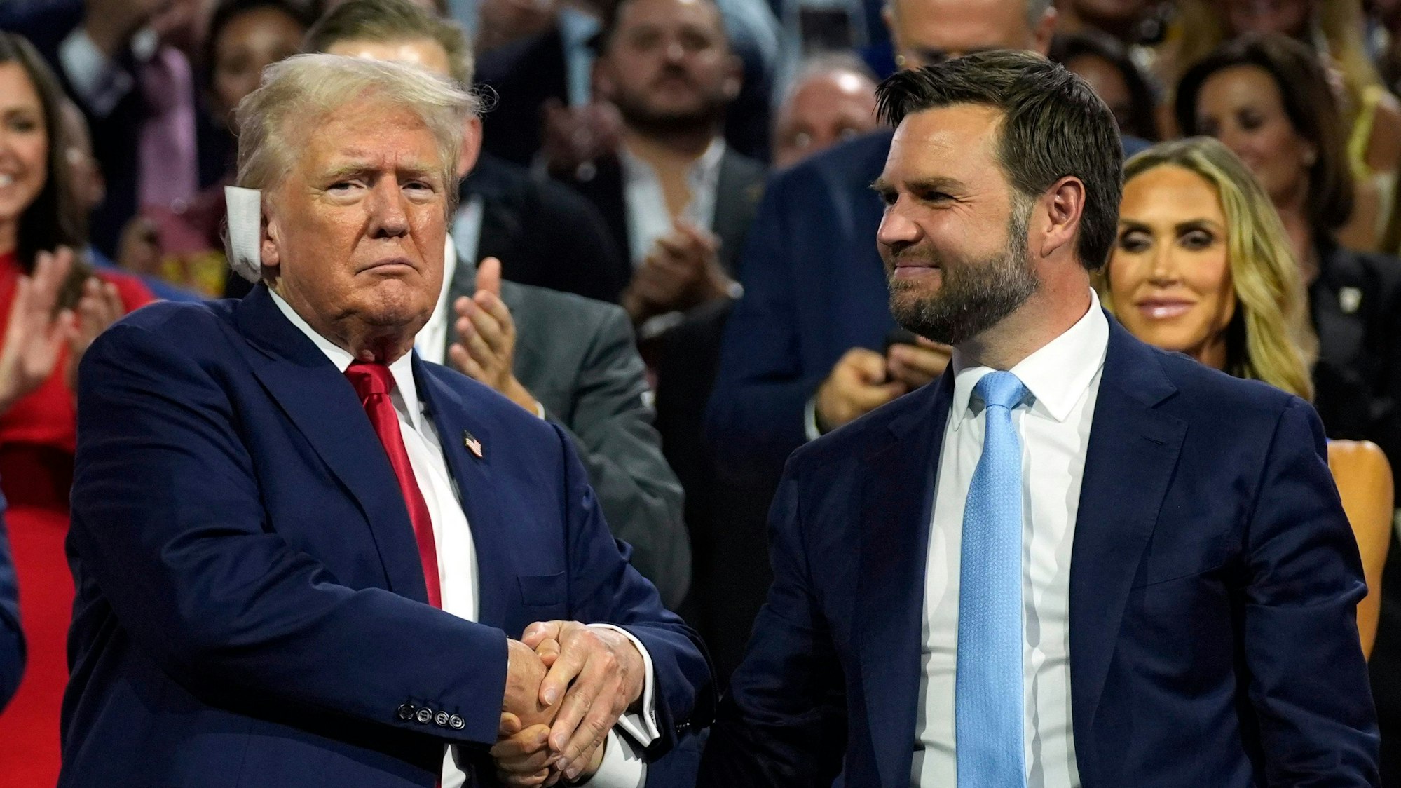 Der republikanische Präsidentschaftskandidat und ehemalige US-Präsident Donald Trump und der republikanische Vizepräsidentschaftskandidat J.D. Vance nehmen an der Republican National Convention teil.