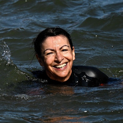 Die Pariser Bürgermeisterin Anne Hidalgo schwimmt in der Seine