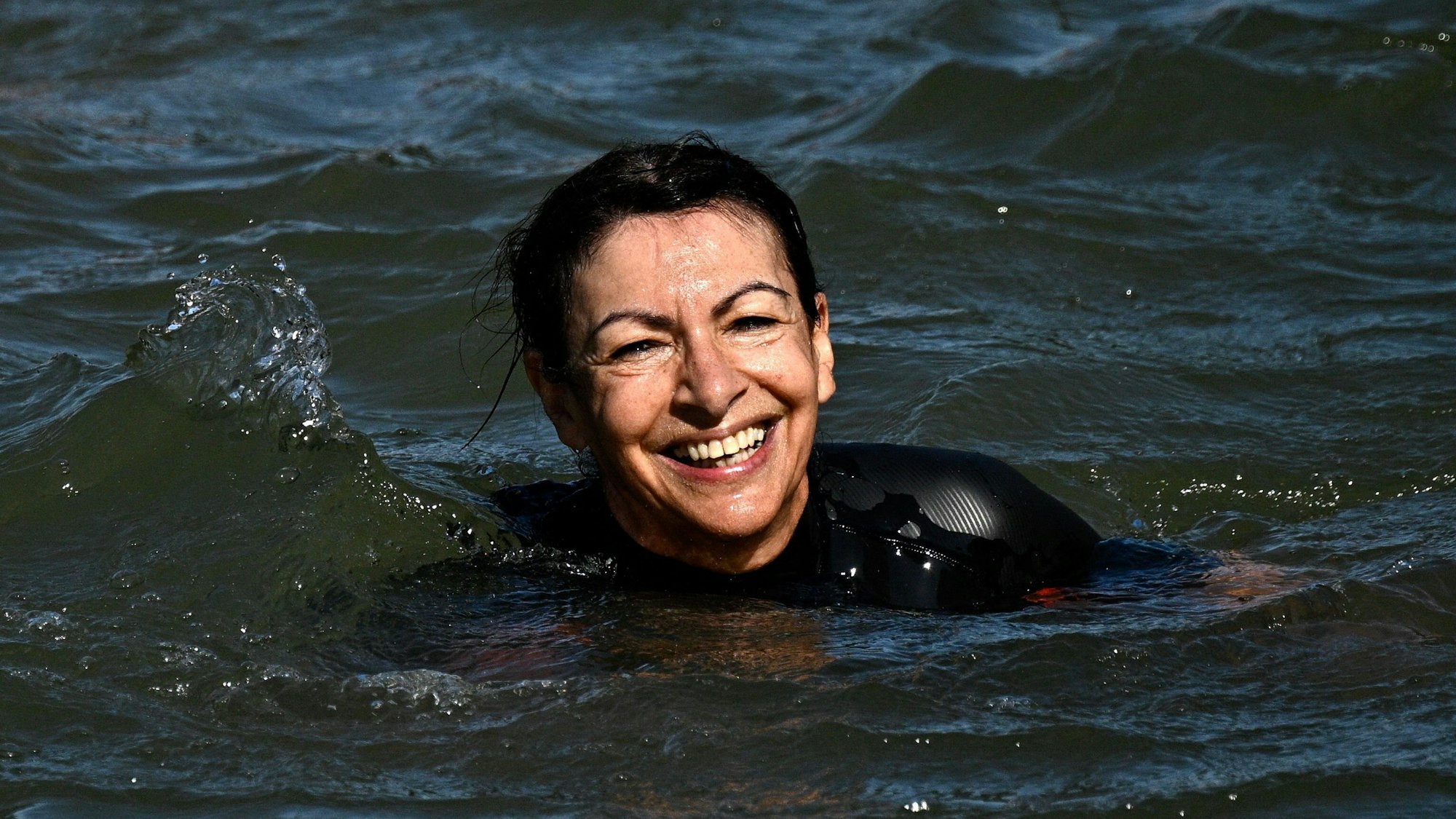 Die Pariser Bürgermeisterin Anne Hidalgo schwimmt in der Seine